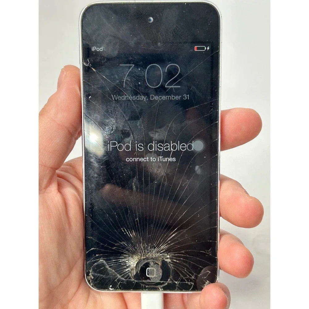 Apple iPod Touch 5th Generation 16GB Silver (A1509) Parts Only Cracked Turns On‎